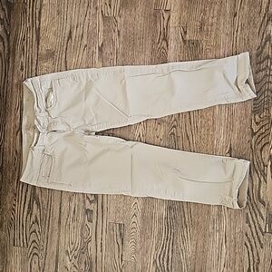 American eagle cargo capris stretchy and comfortable tan/beige size 4